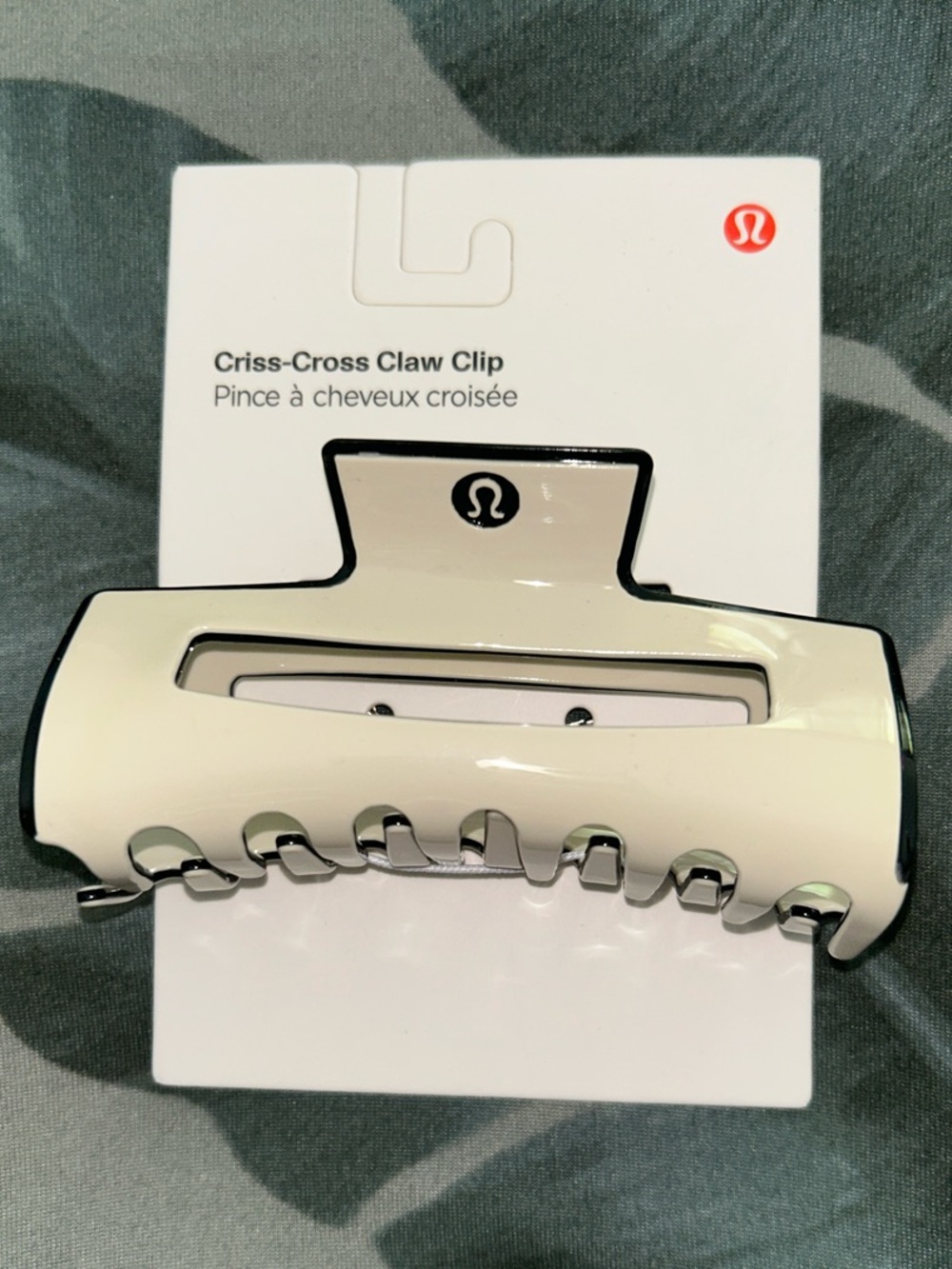 lululemon athletica Criss-Cross Claw Clip in Cream with Black Trim